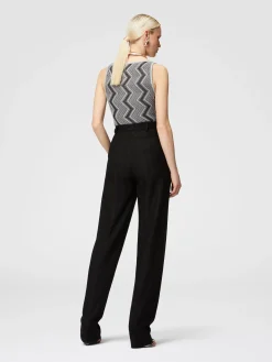 Pantaloni carrot fit motivo zig zag tono su tono
