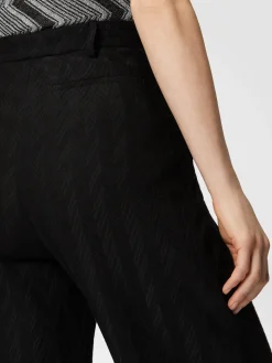 Pantaloni carrot fit motivo zig zag tono su tono