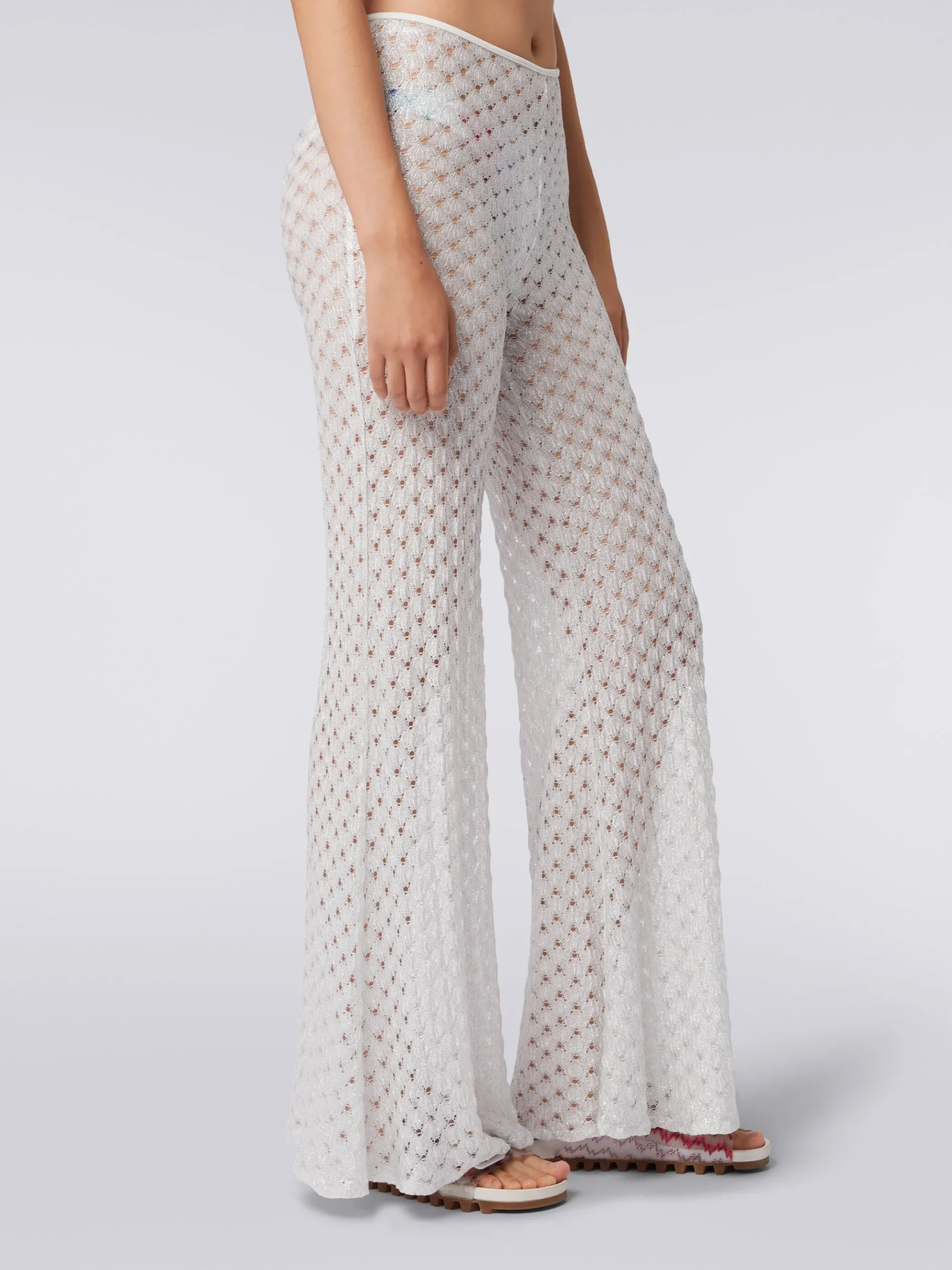 Pantaloni copricostume effetto pizzo con fondo svasato