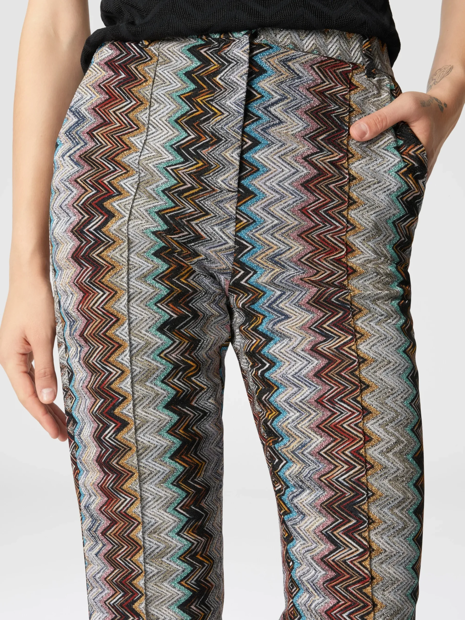Pantaloni crop con motivo zig zag fiammato lamé