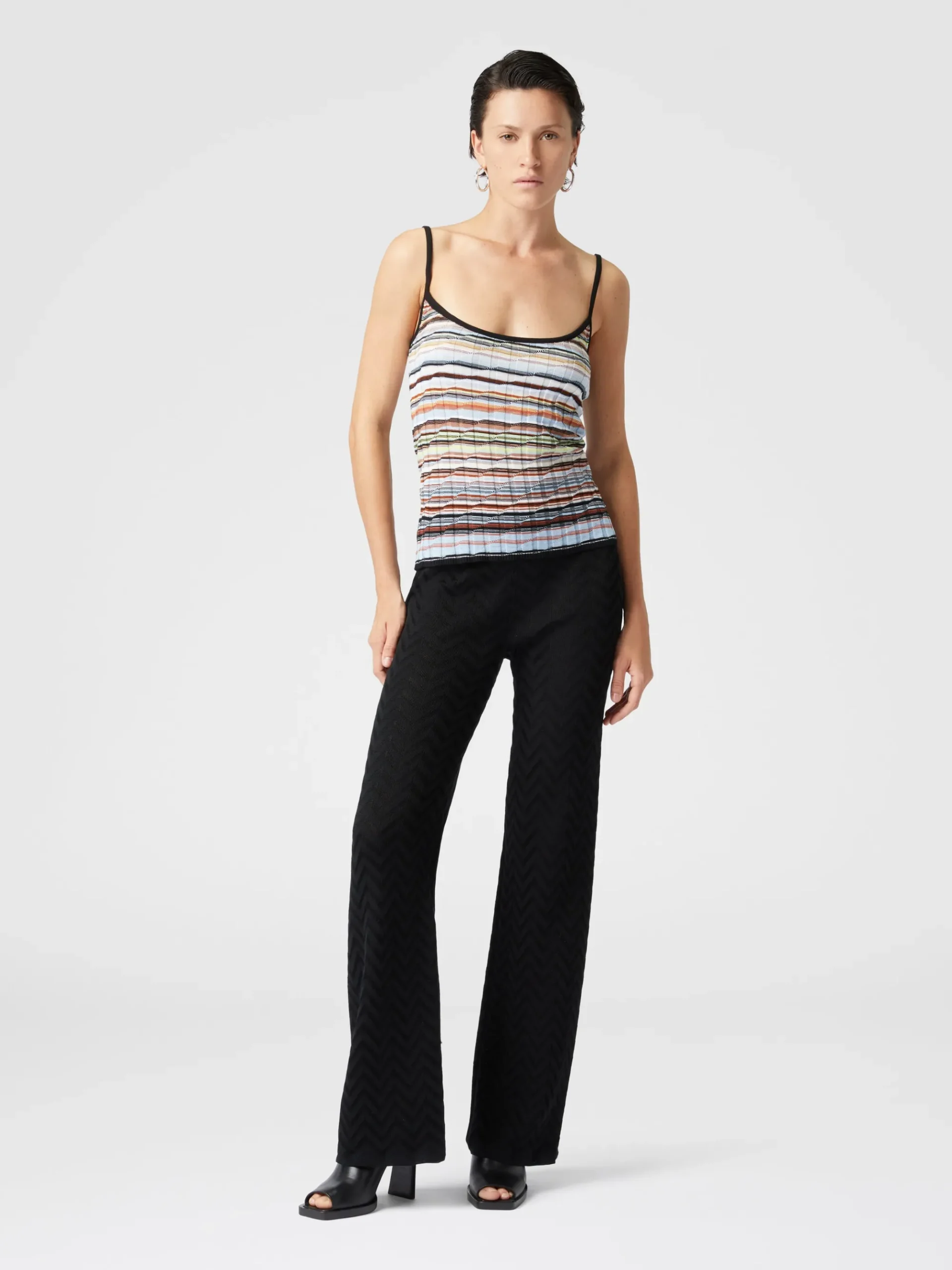 Pantaloni dritti motivo chevron tono su tono