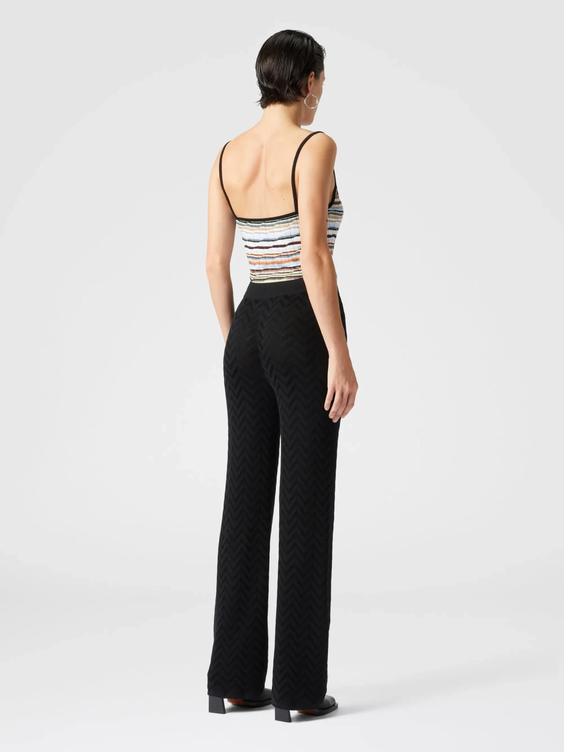 Pantaloni dritti motivo chevron tono su tono