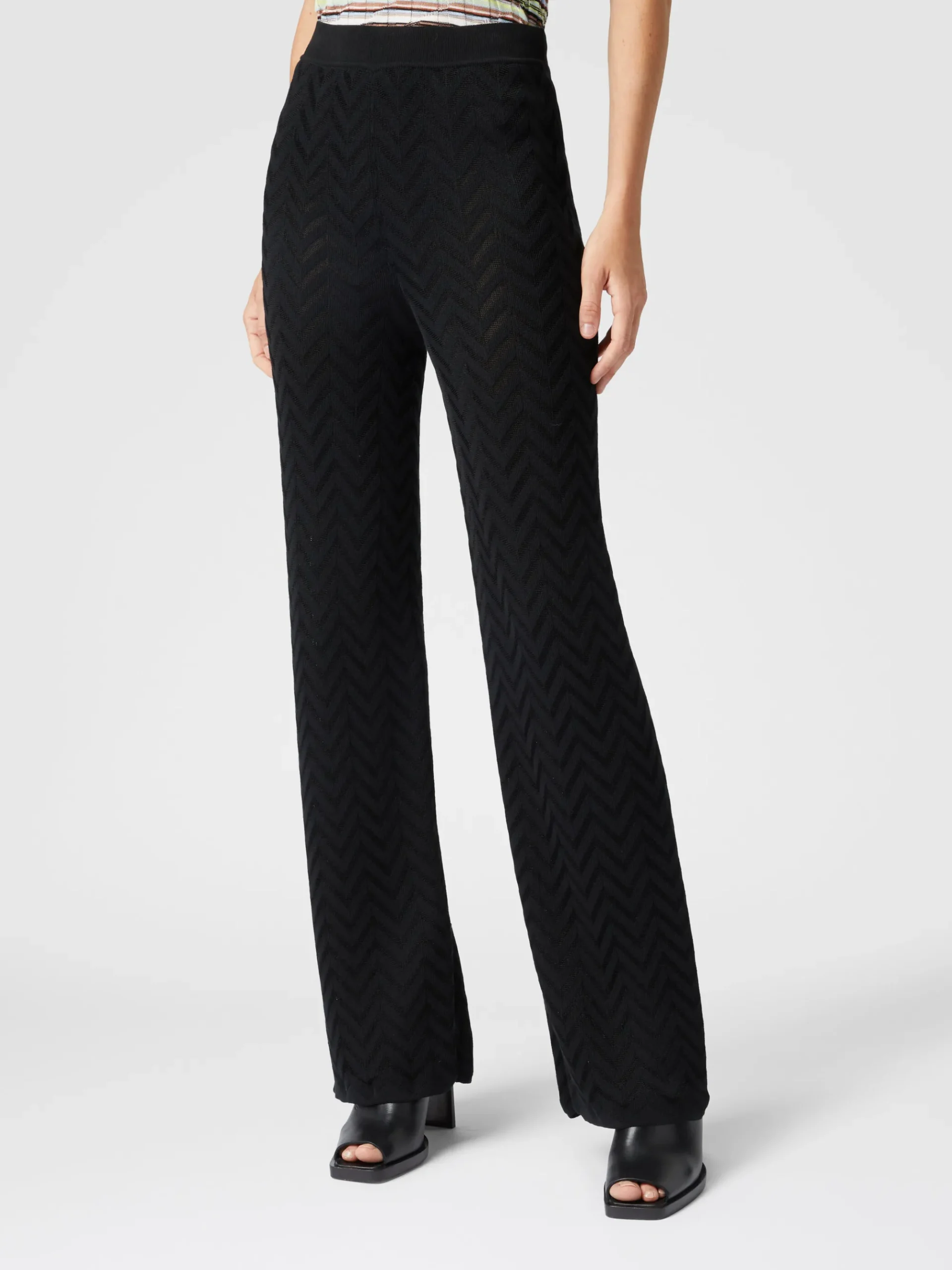 Pantaloni dritti motivo chevron tono su tono
