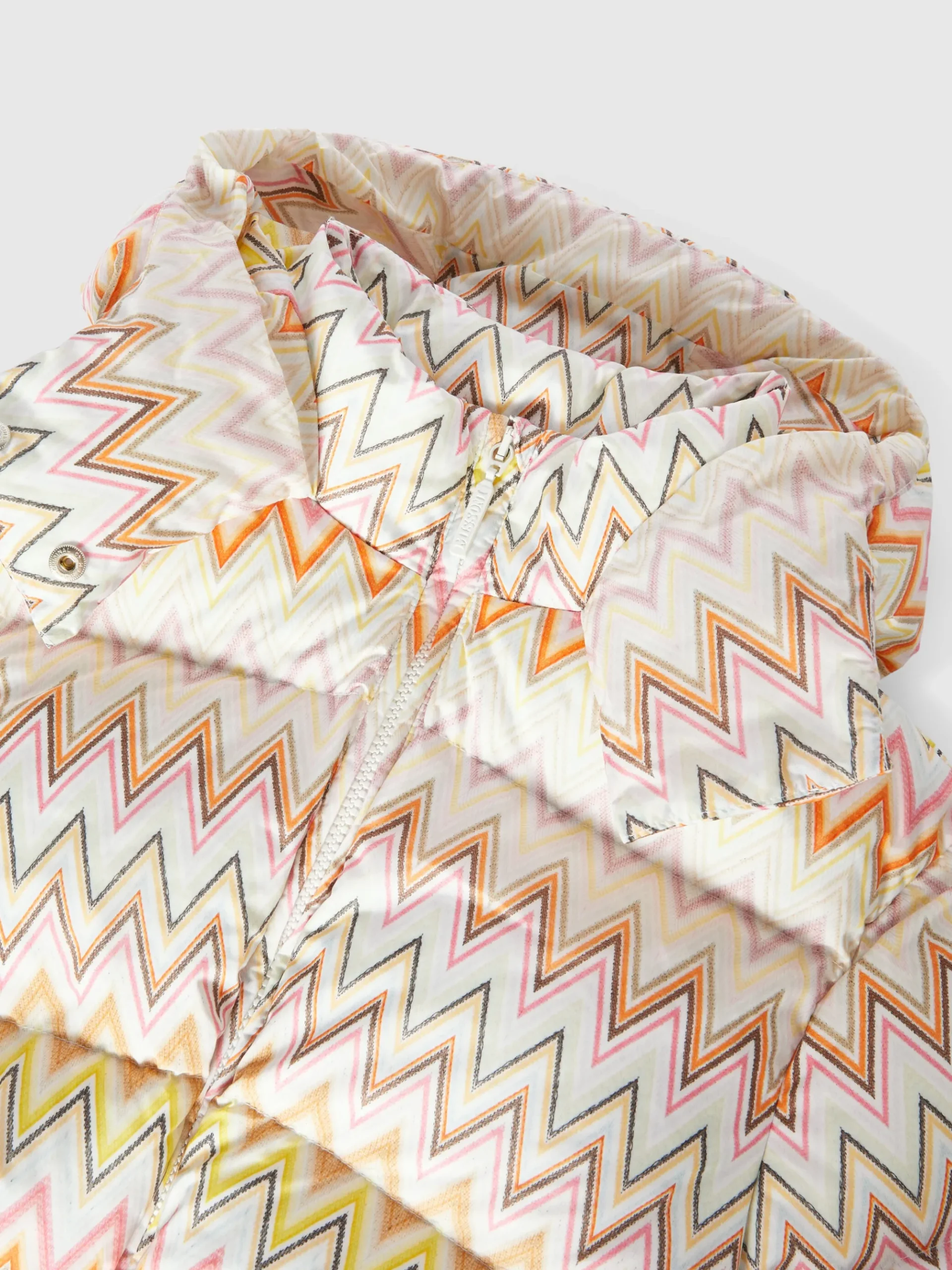 Piumino in nylon zig zag con cappuccio