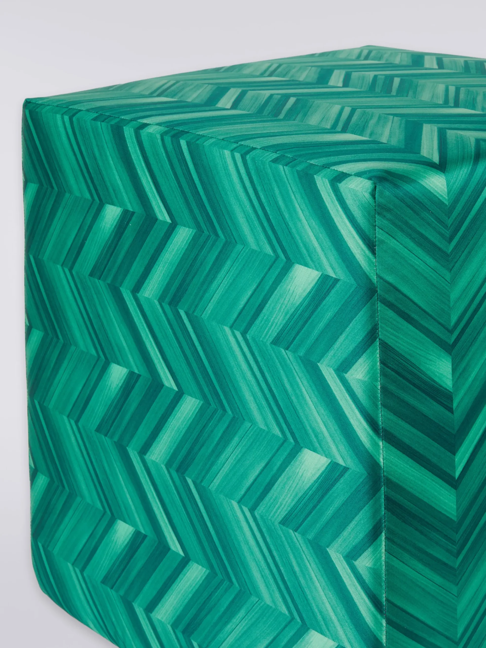 Pouf cubico Layers 40x40x40 cm in rasatello di cotone chevron