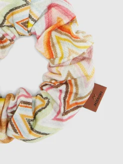 Scrunchie in cotone zig zag con etichetta logo