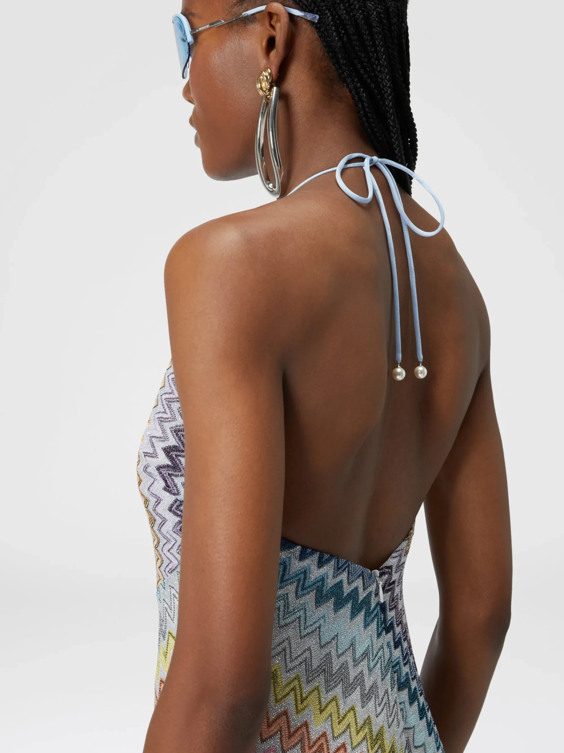 Slip dress con laccetto sul collo e applicazioni in perle