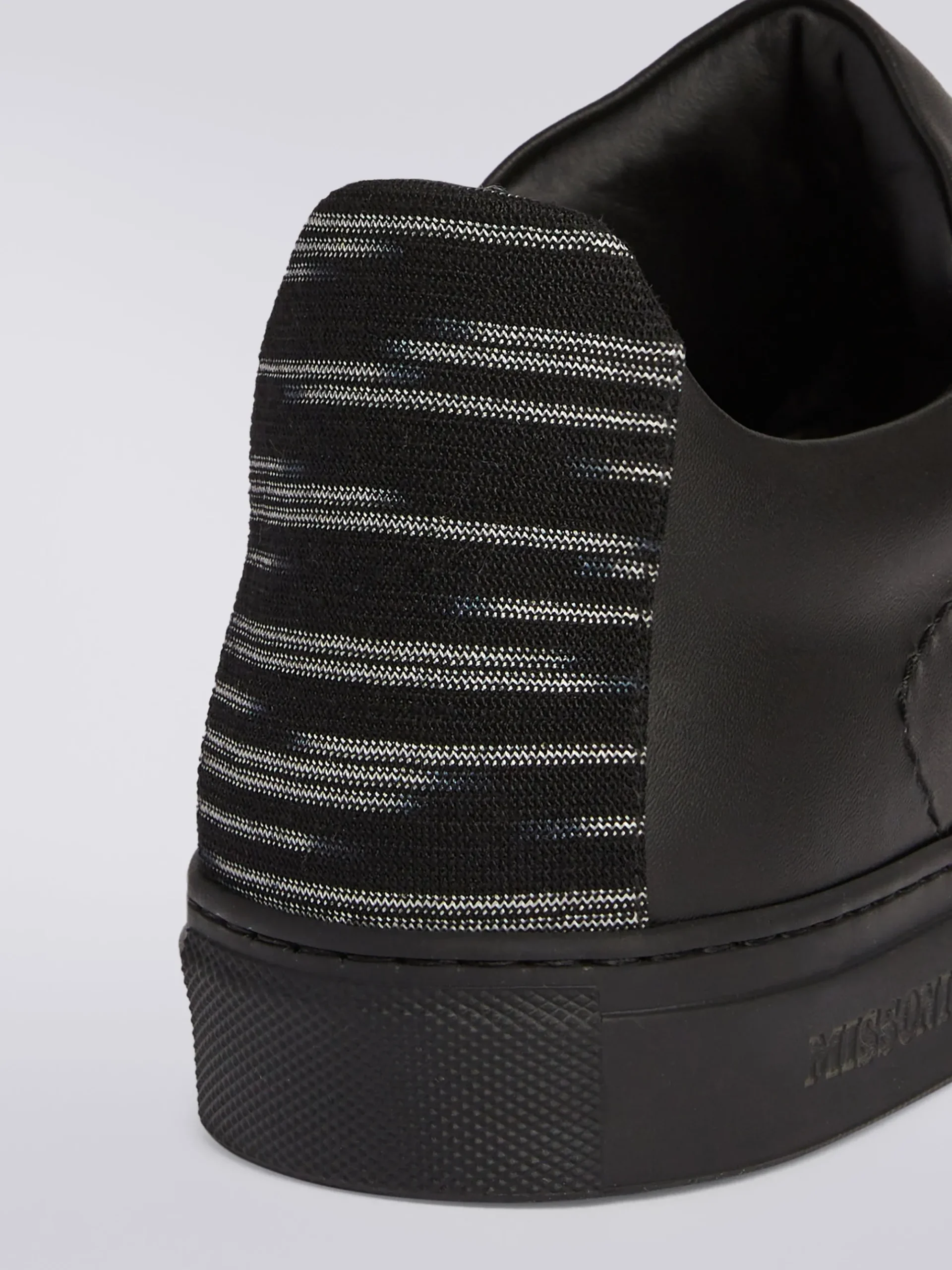 Sneakers in pelle con inserto fiammato