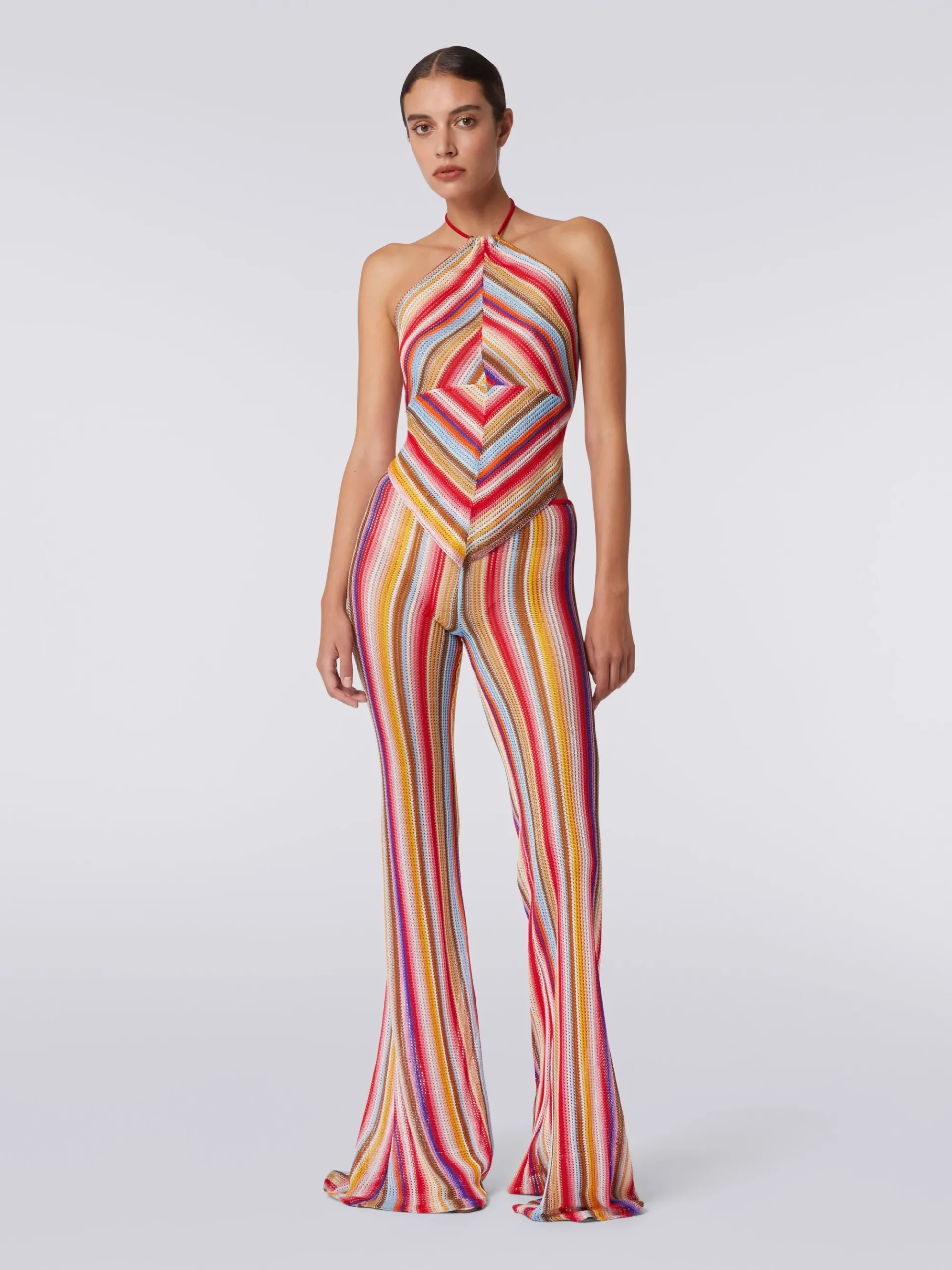 Top con scollatura all'americana in crochet rigato