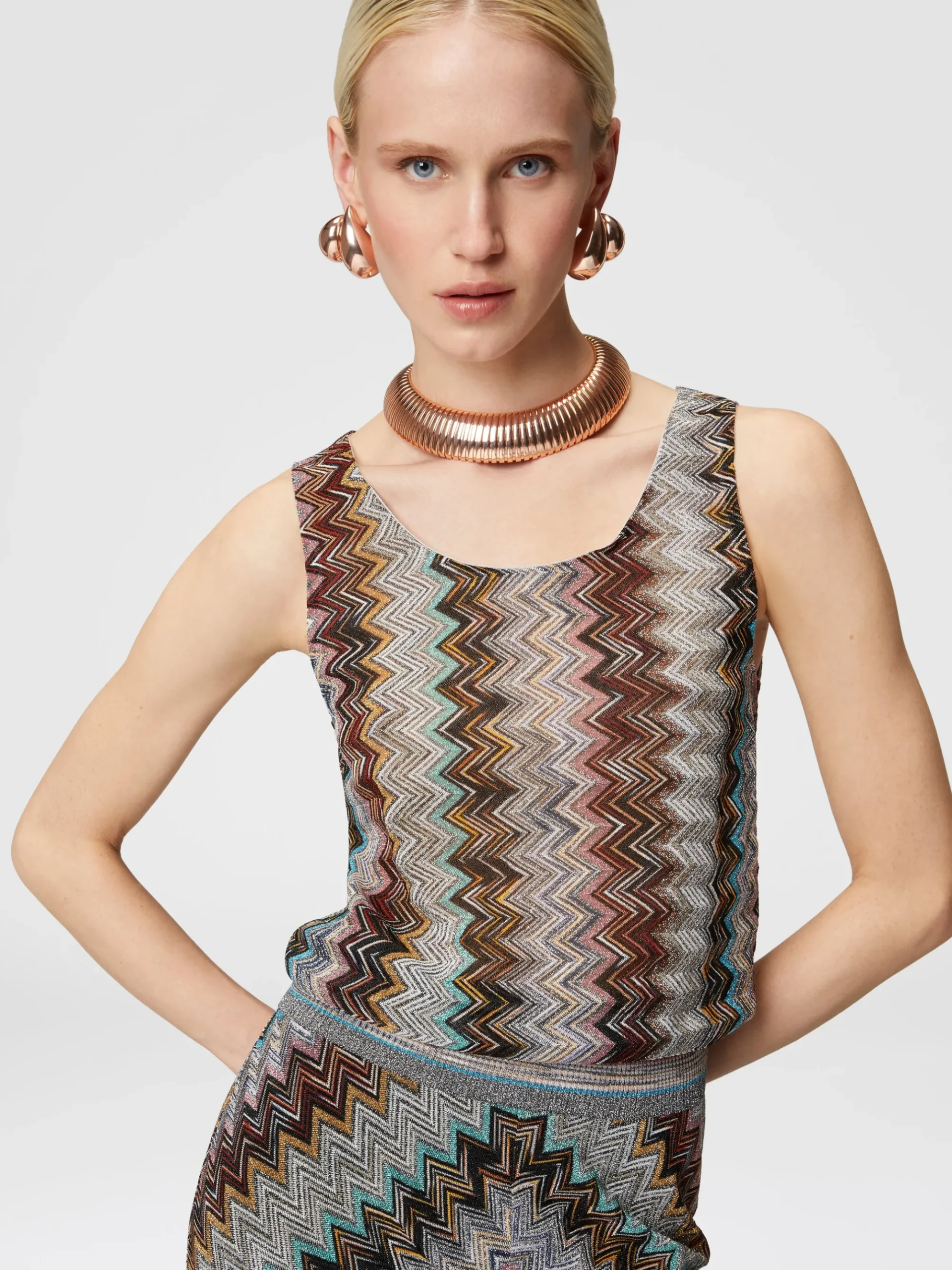 Top smanicato con motivo zig zag fiammato lamé