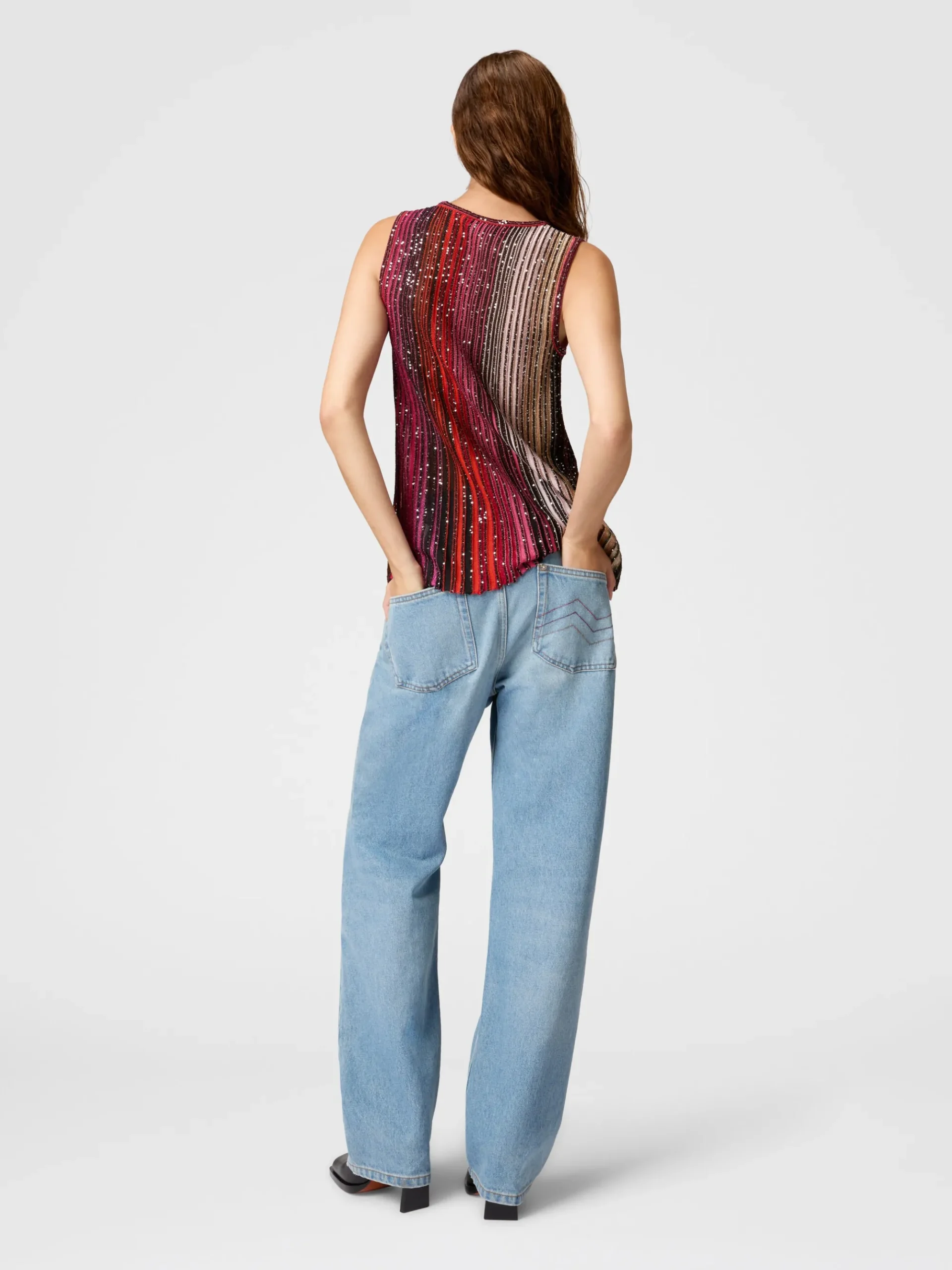 Top smanicato parzializzato a righe con paillettes