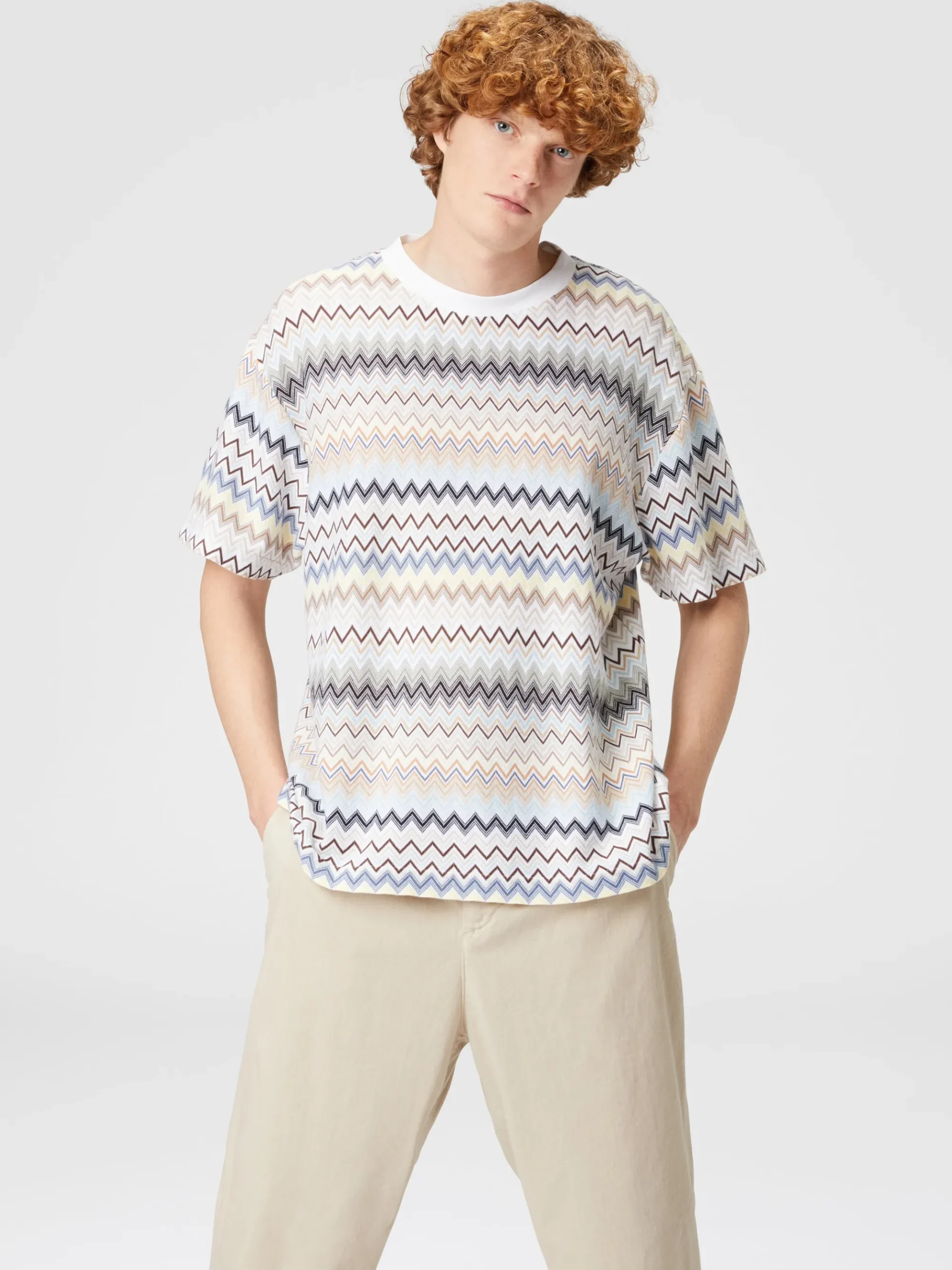 T-shirt con motivo zig zag e logo posteriore