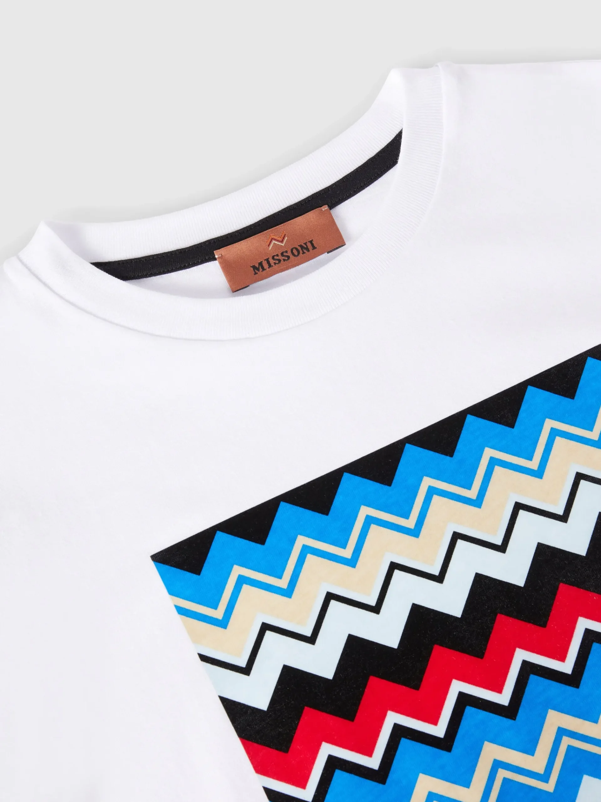 T-shirt girocollo in cotone con stampa zig zag e impunture a contrasto