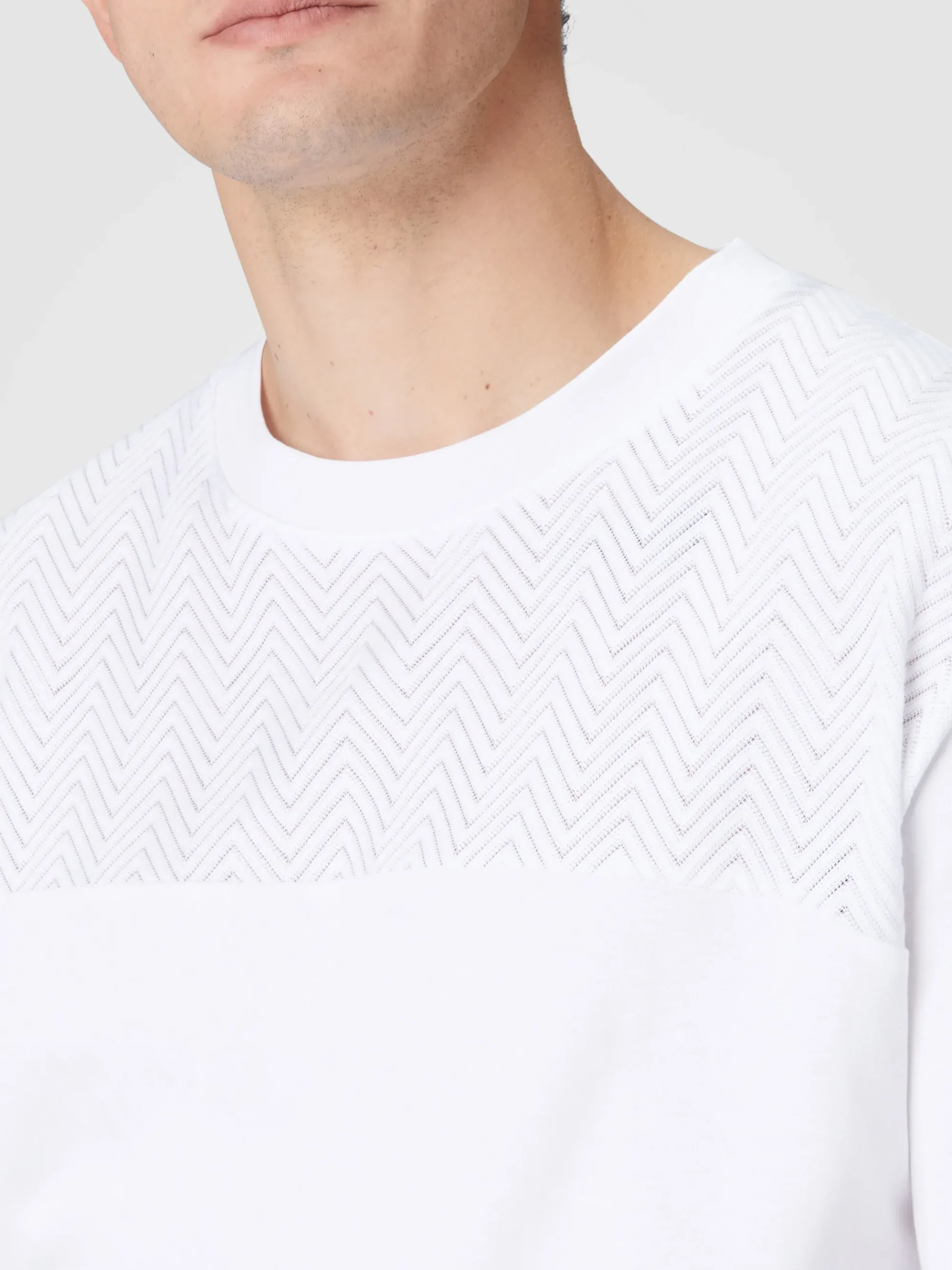 T-shirt girocollo in cotone con inserto zig zag tono su tono