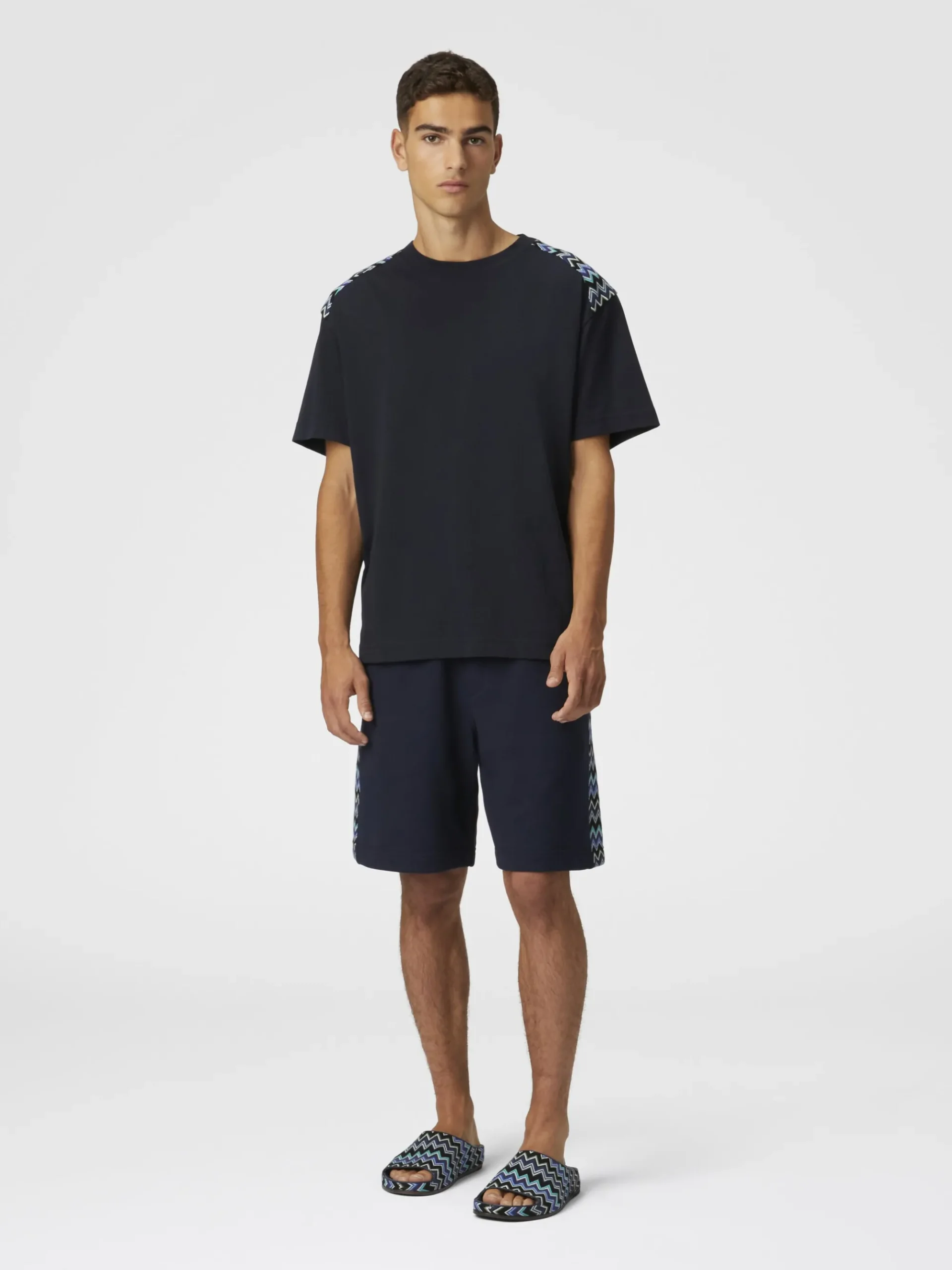 T-shirt girocollo in cotone con inserti chevron sulle spalle