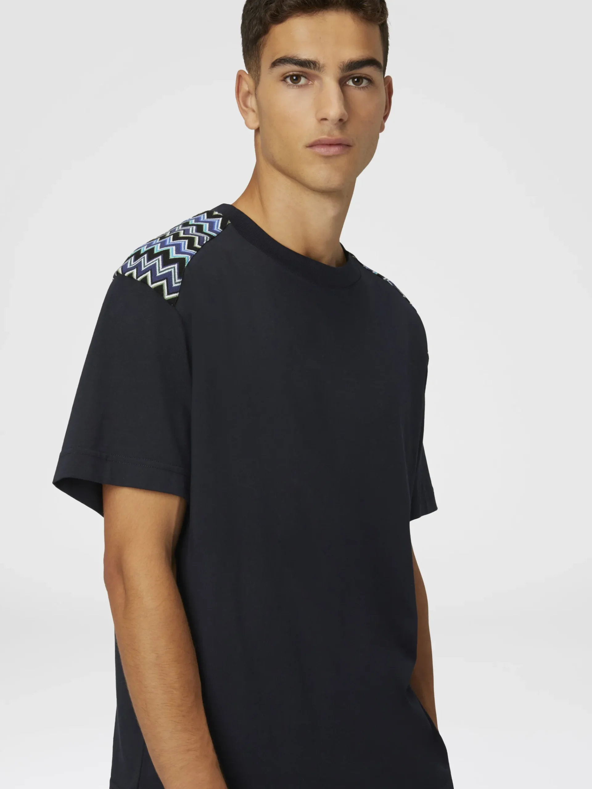 T-shirt girocollo in cotone con inserti chevron sulle spalle