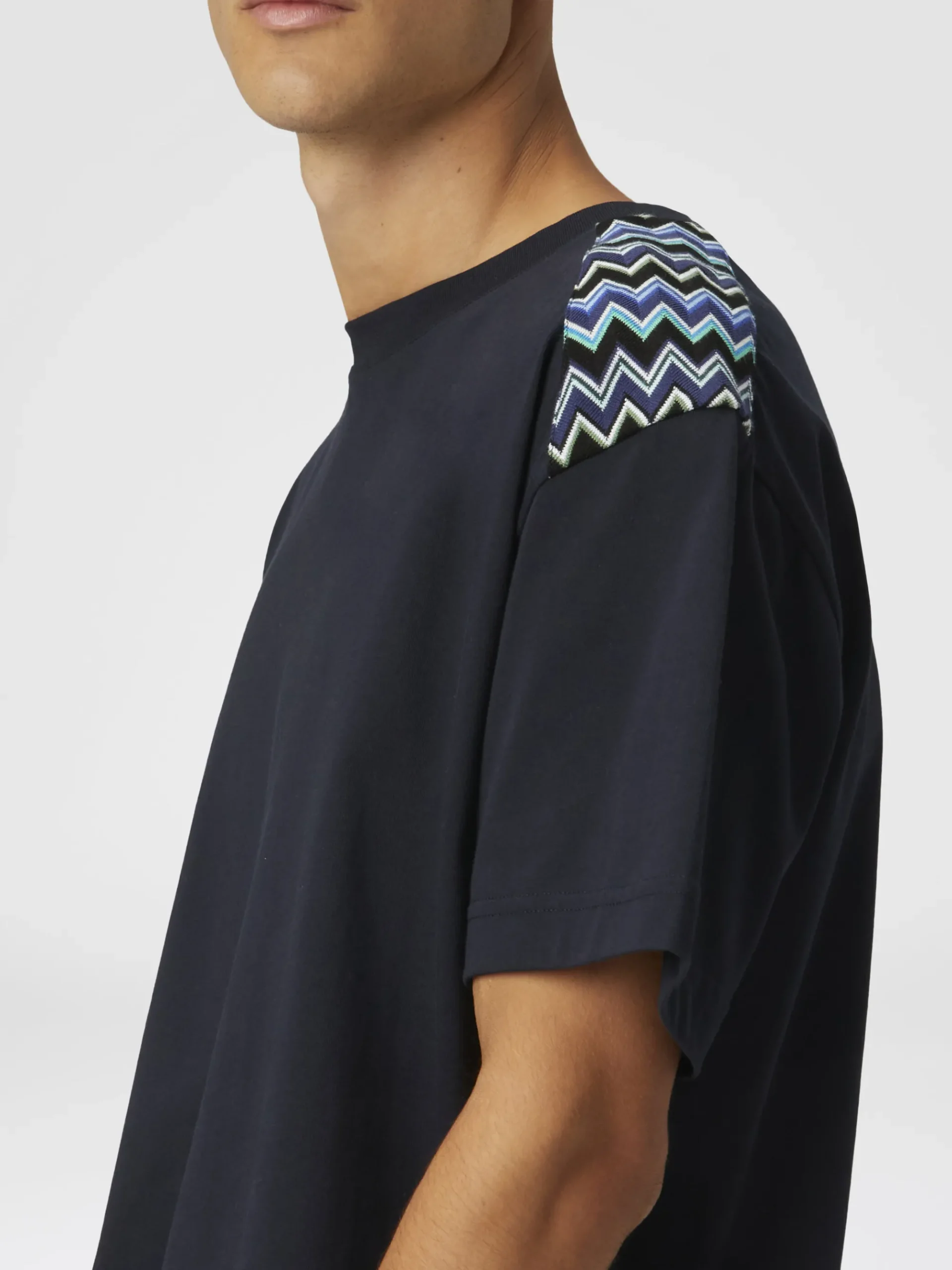 T-shirt girocollo in cotone con inserti chevron sulle spalle