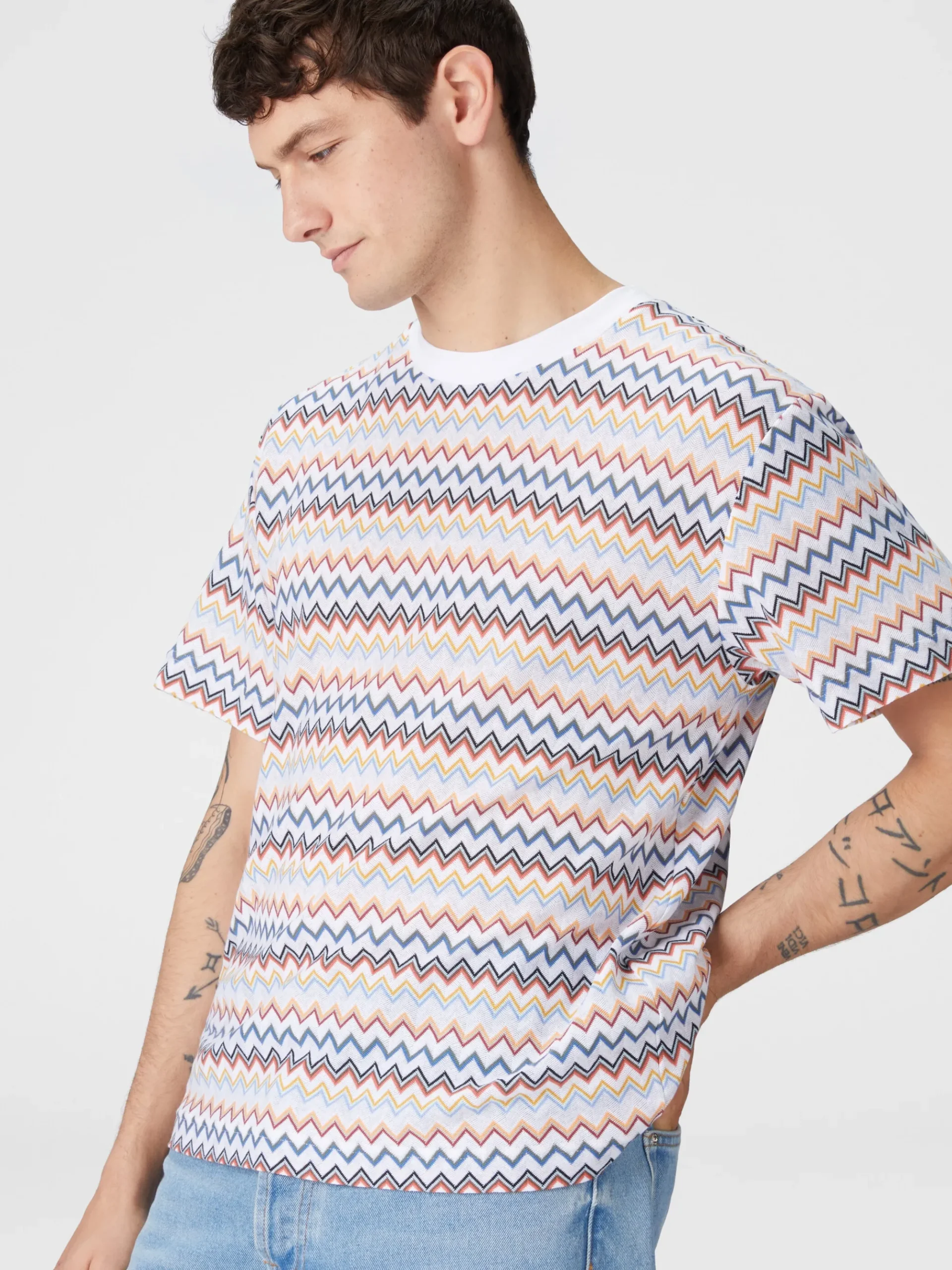 T-shirt girocollo in cotone zig zag con colletto a contrasto