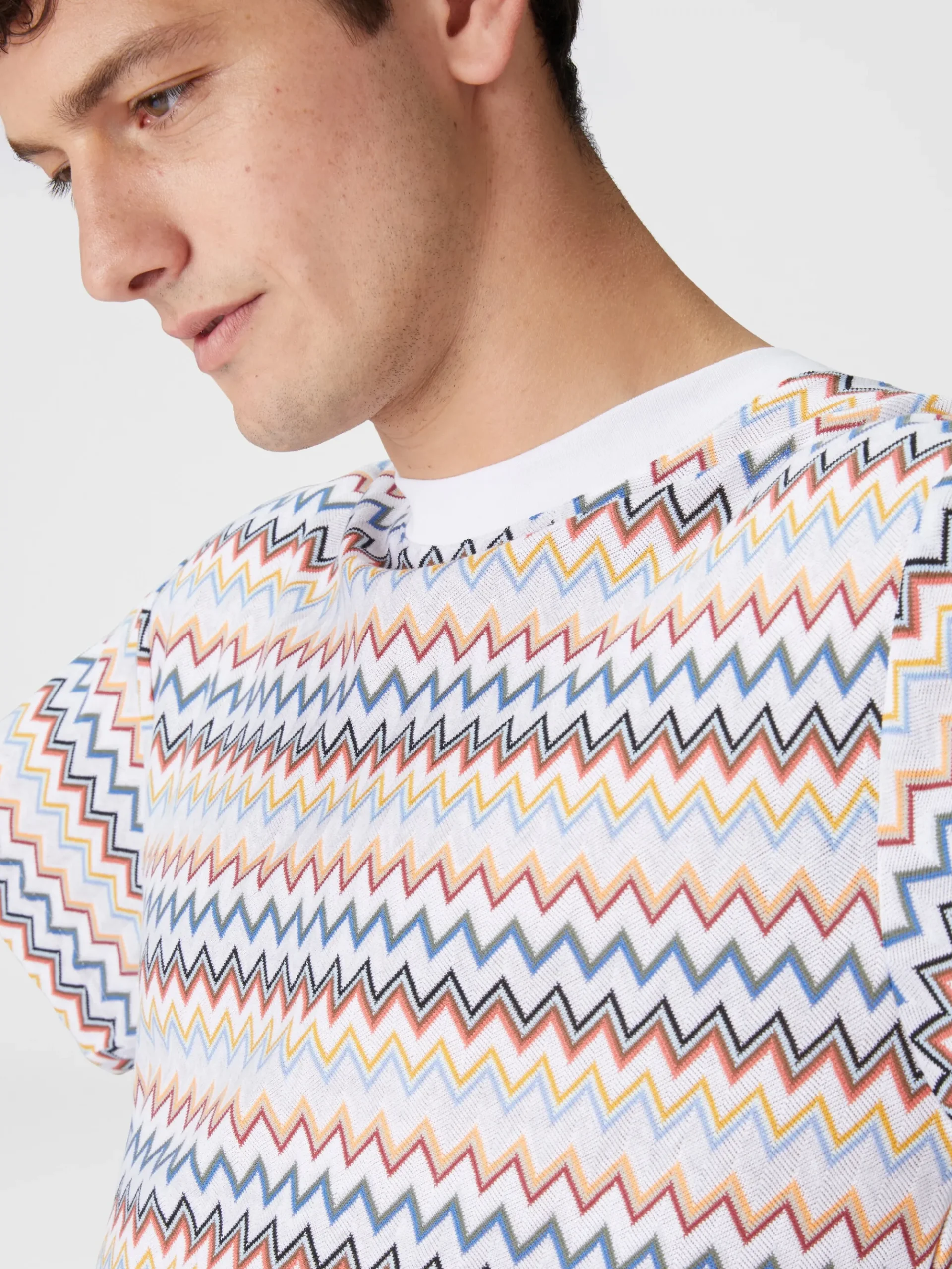 T-shirt girocollo in cotone zig zag con colletto a contrasto