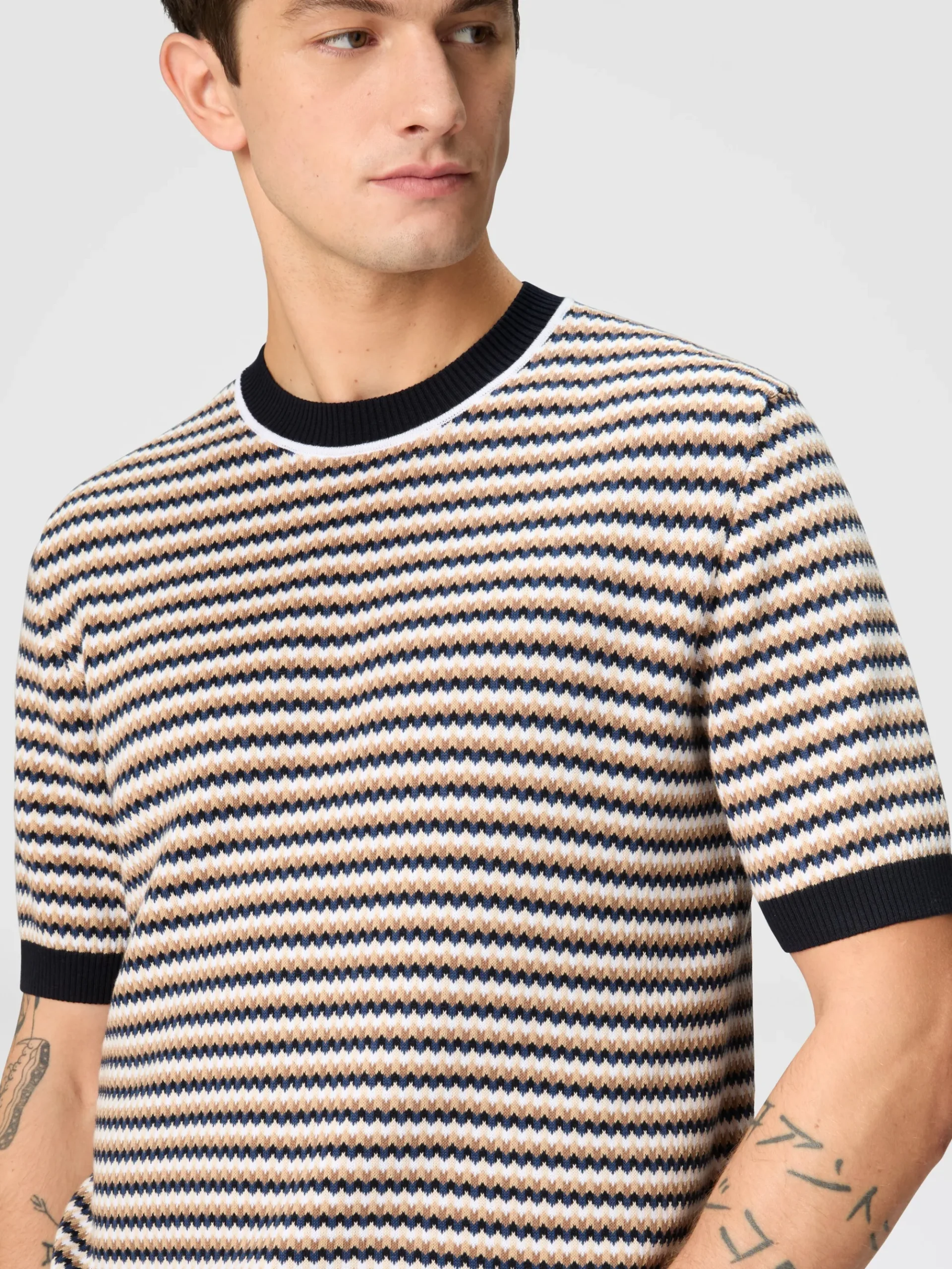 T-shirt in maglia di cotone zig zag con profili a contrasto